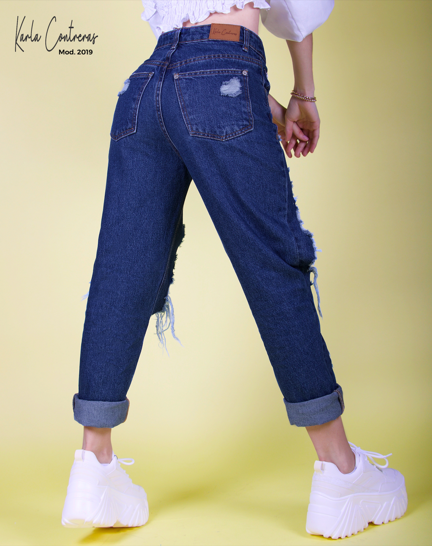 Jeans momfit con roturas delanteras.