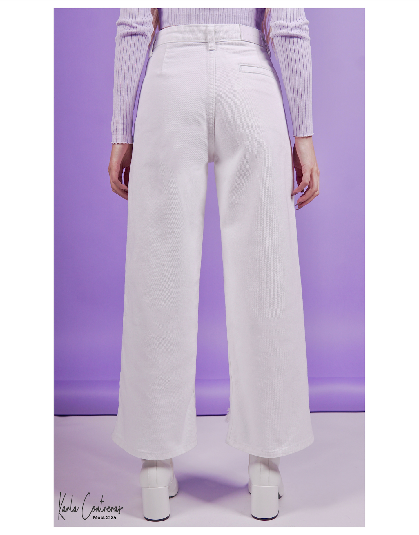 Jeans culotte blanco con 5 botones.