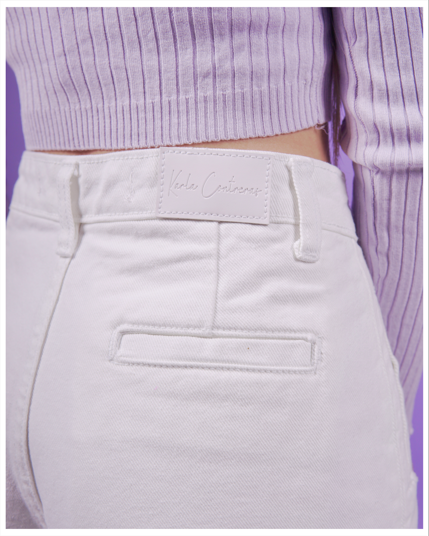 Jeans culotte blanco con 5 botones.