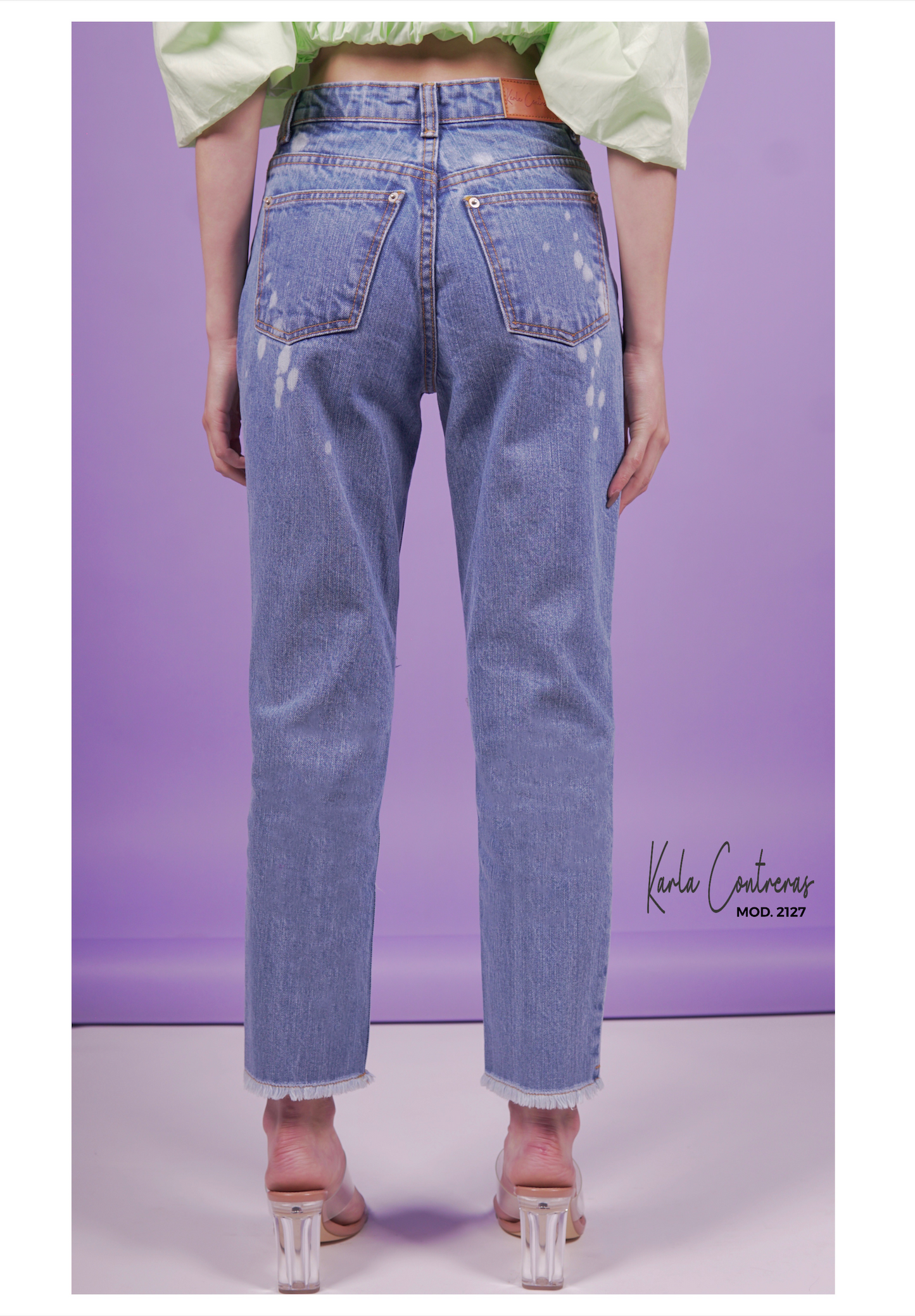 Jeans MomFit, roto con manchas.