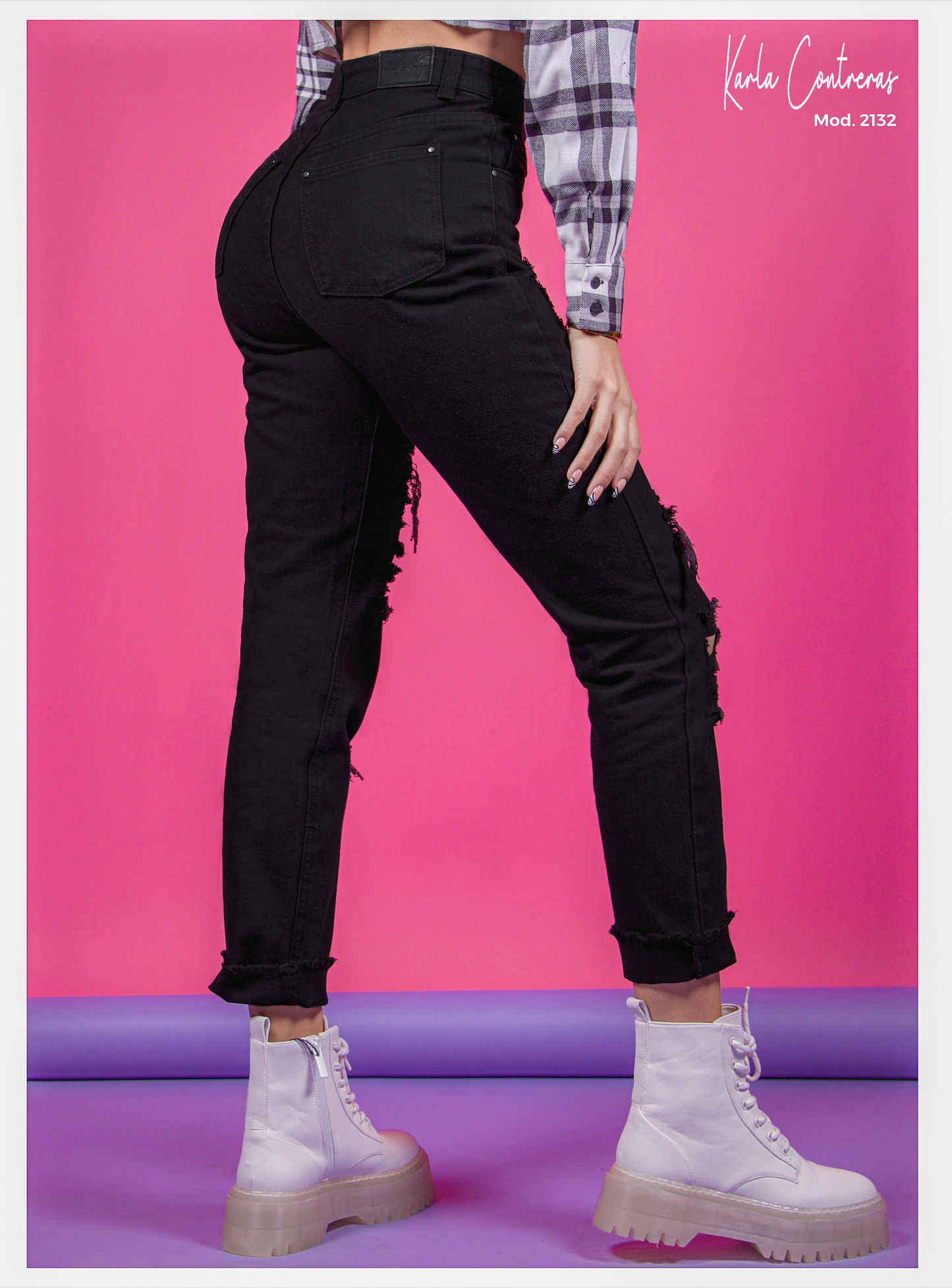 Jeans Momfit negro, con diseño rasgado.