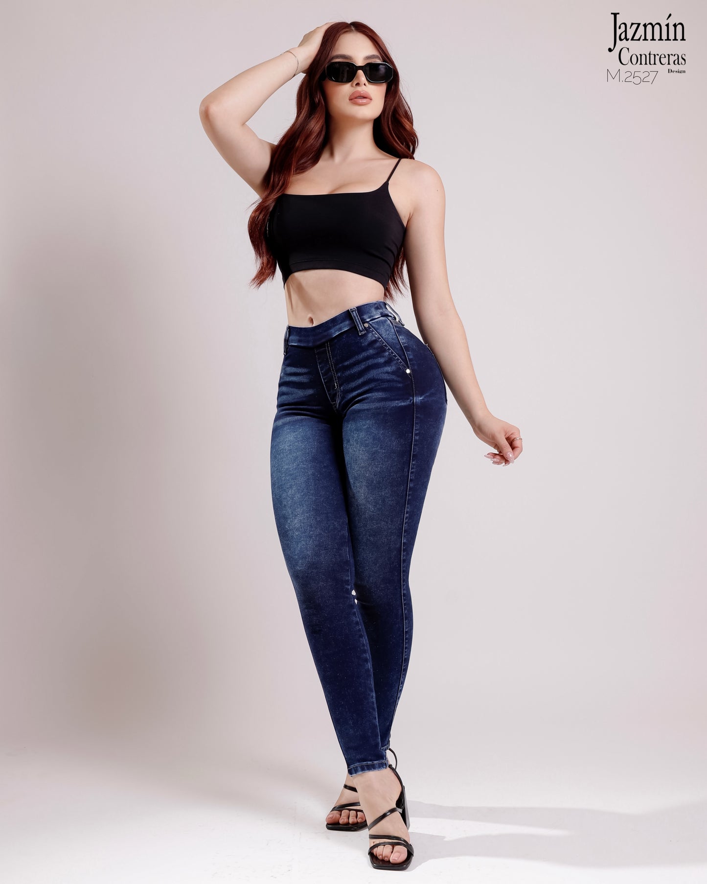 Leggings oscuro de mezclilla.