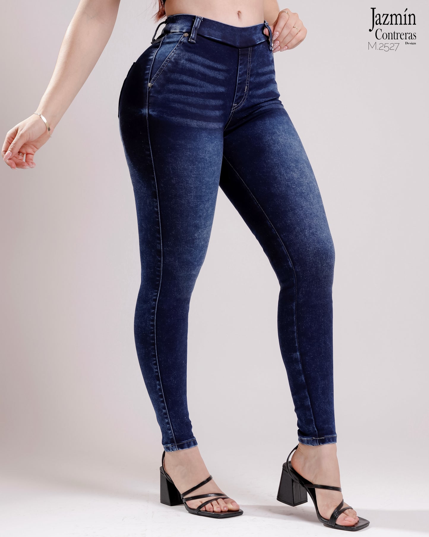 Leggings oscuro de mezclilla.