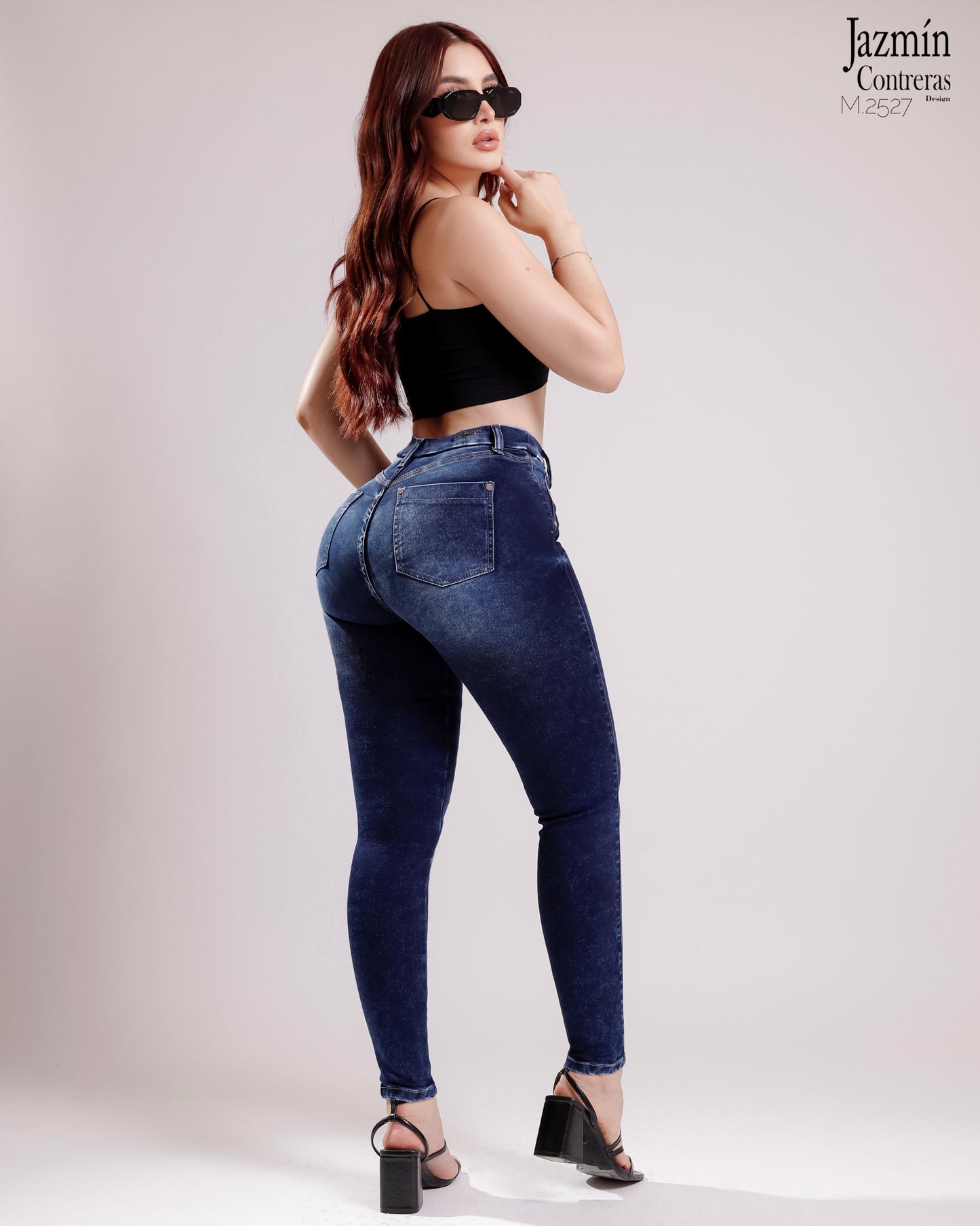 Leggings oscuro de mezclilla.