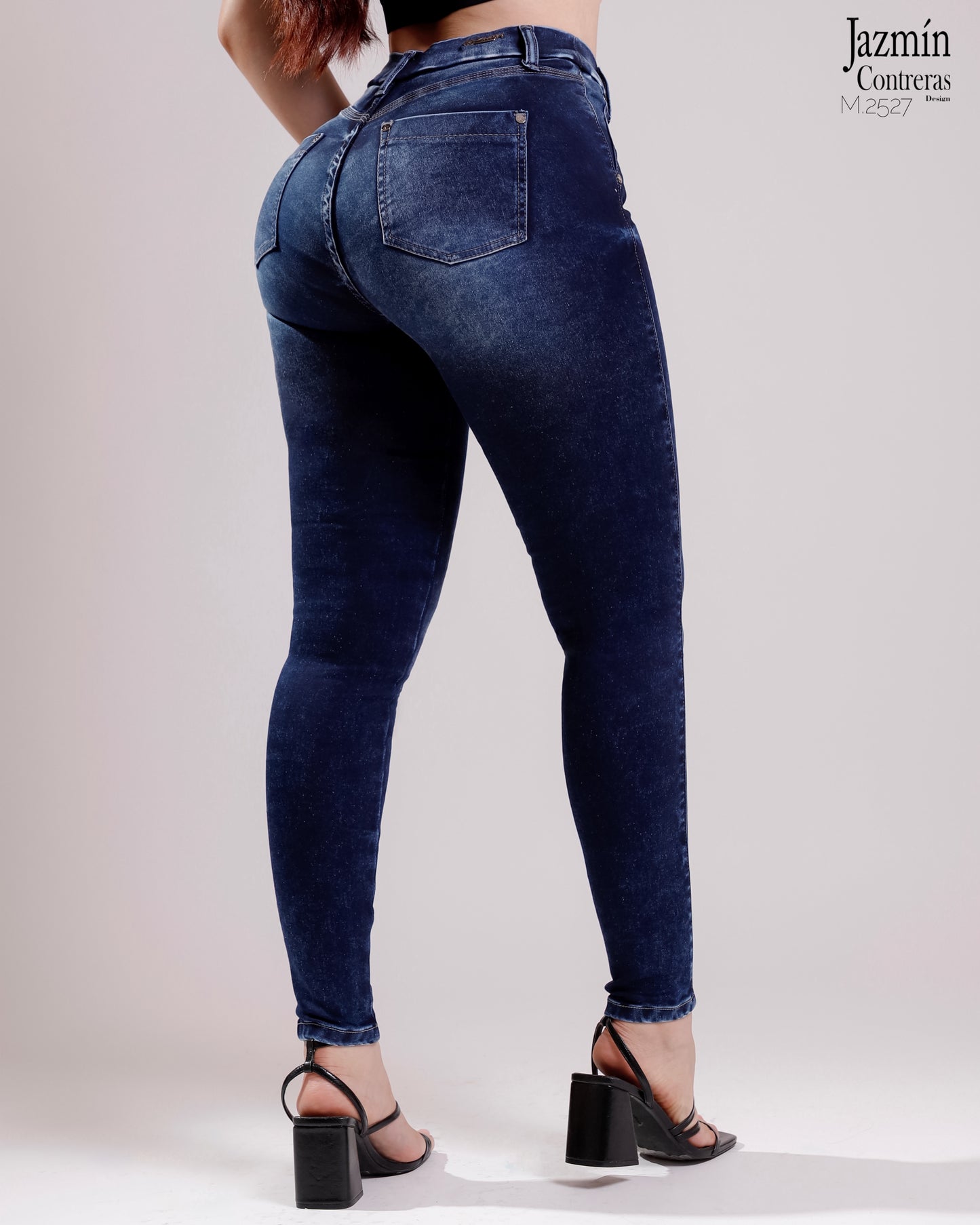 Leggings oscuro de mezclilla.