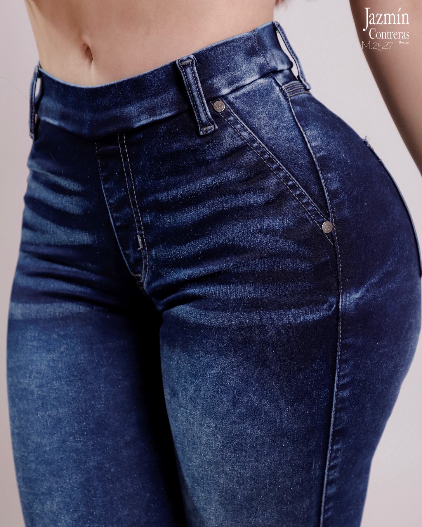 Leggings oscuro de mezclilla.