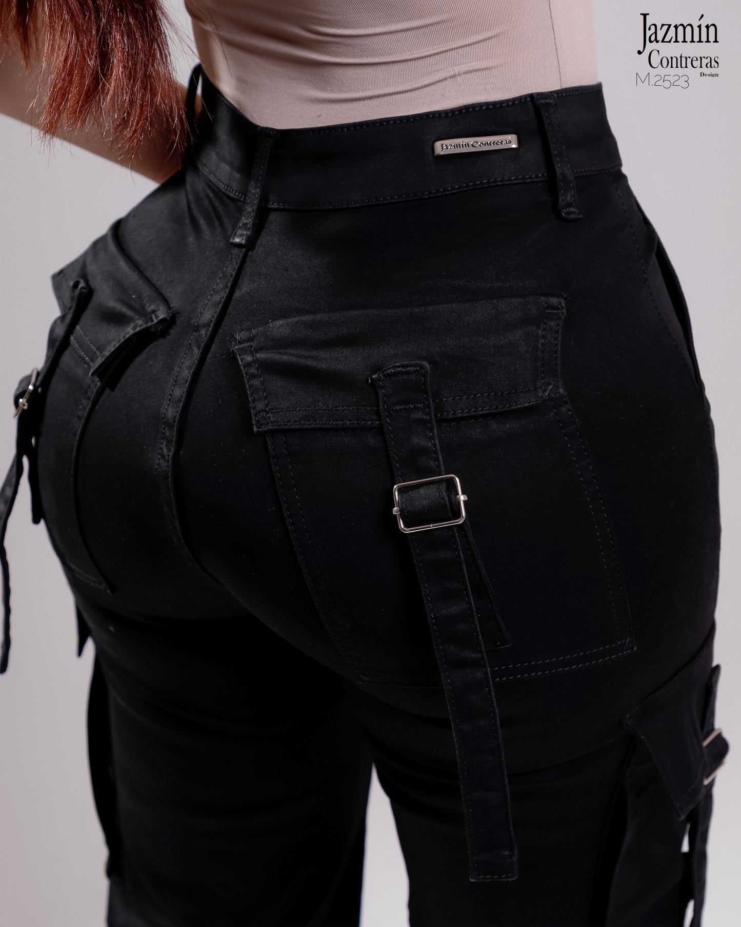 Cargo con hebillas, color negro.