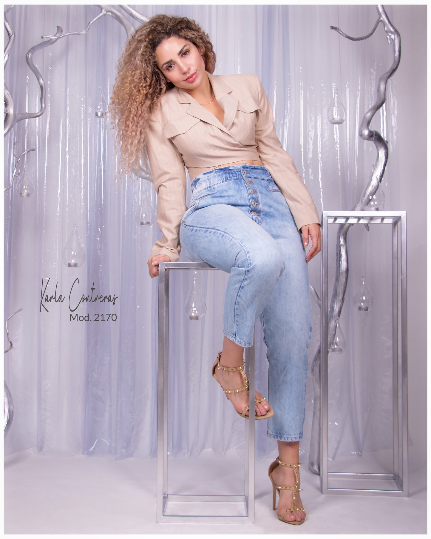 Jeans Momfit, con resorrte en pretina.