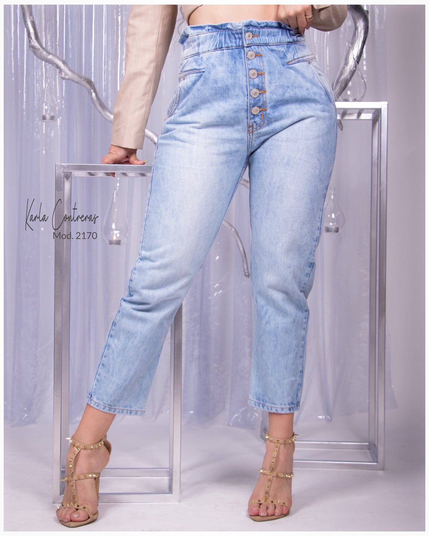 Jeans Momfit, con resorrte en pretina.