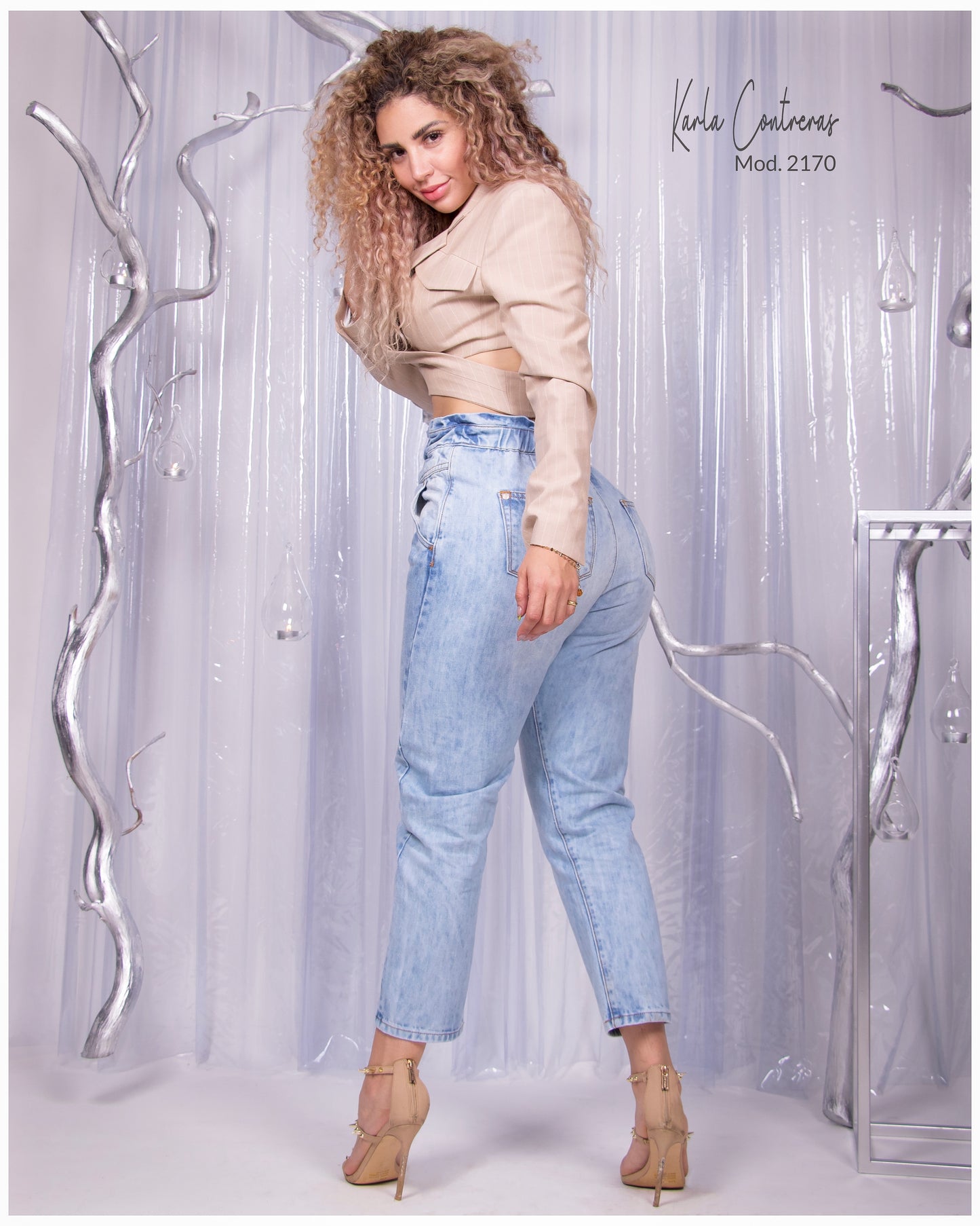 Jeans Momfit, con resorrte en pretina.