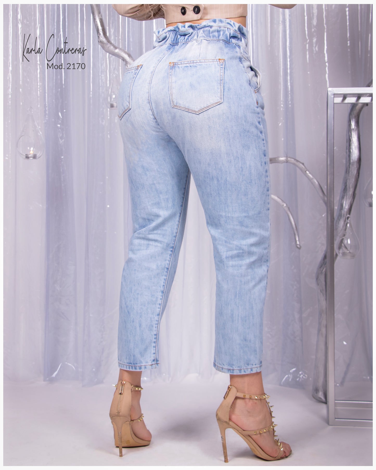 Jeans Momfit, con resorrte en pretina.