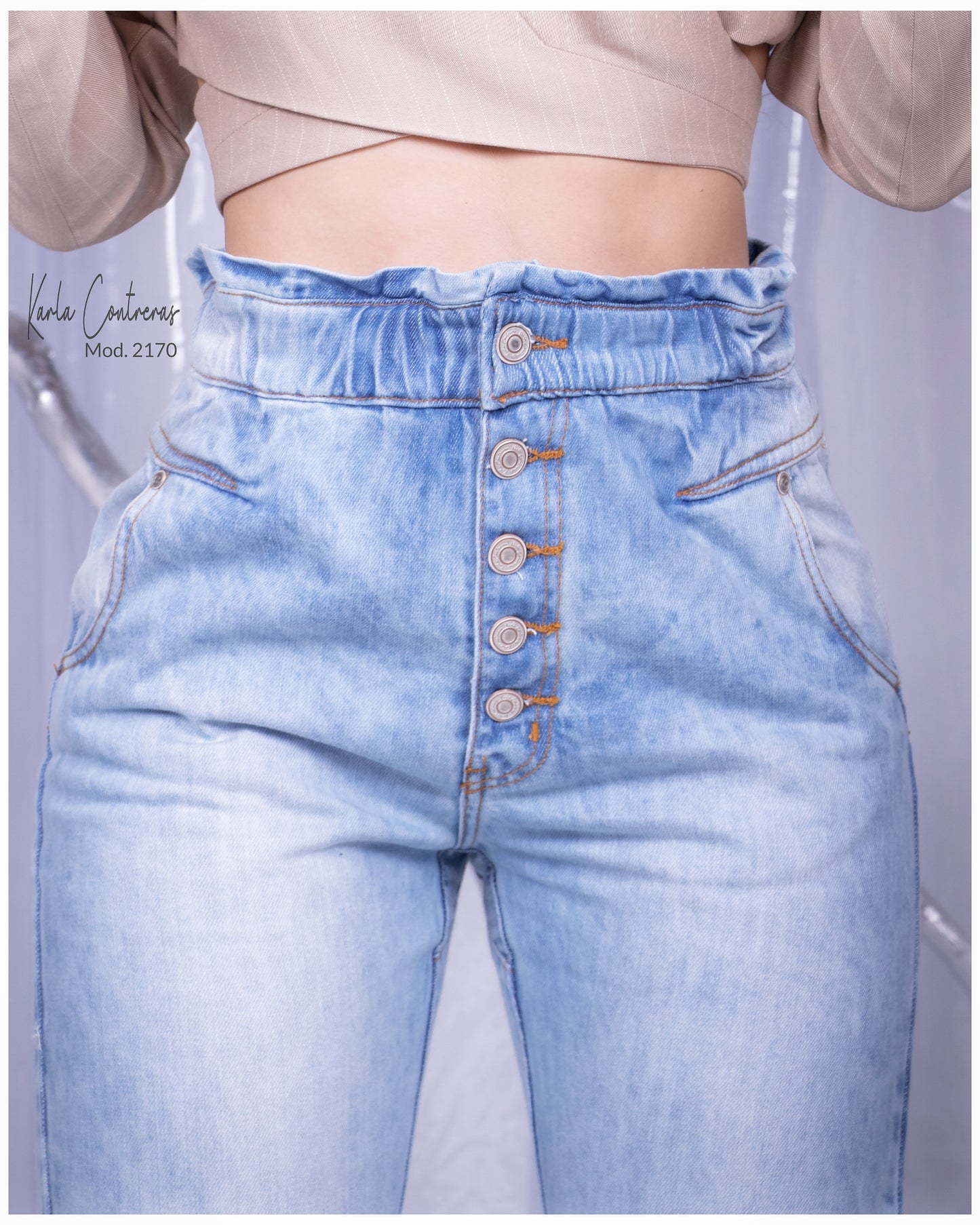 Jeans Momfit, con resorrte en pretina.