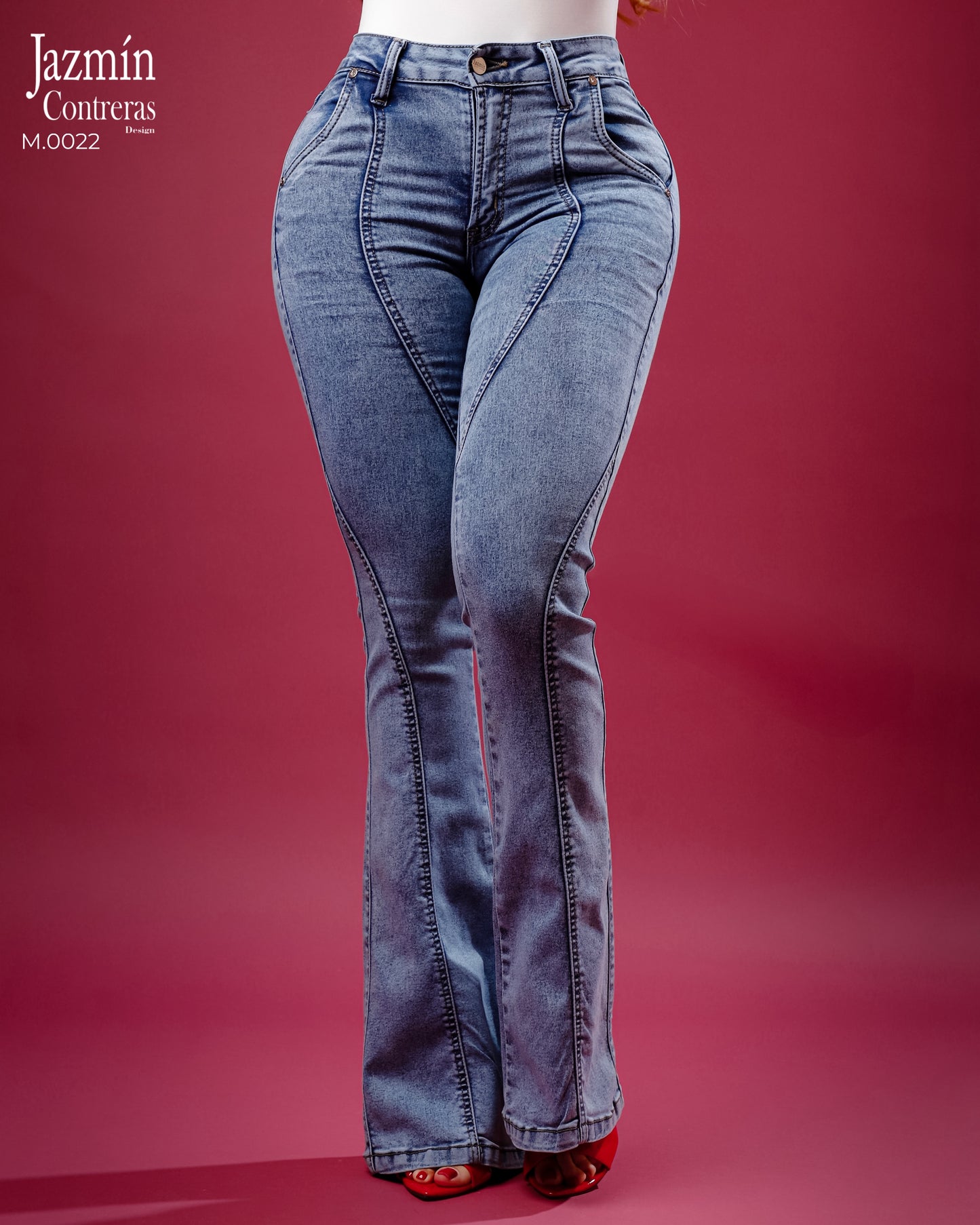 Jeans corte colombiano, flare, 1 boton.