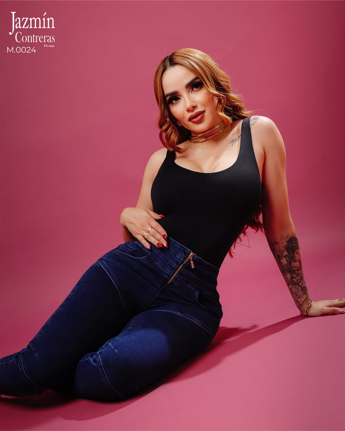 Jeans corte colombiano, con cierre delantero, sin bolsas traseras.
