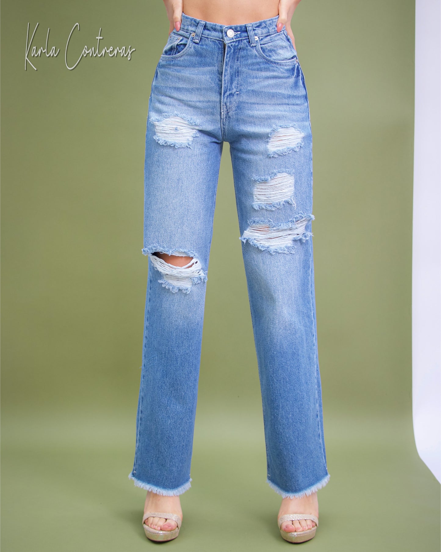 Jeans wide leg, rasgado, con bolsas traseras.