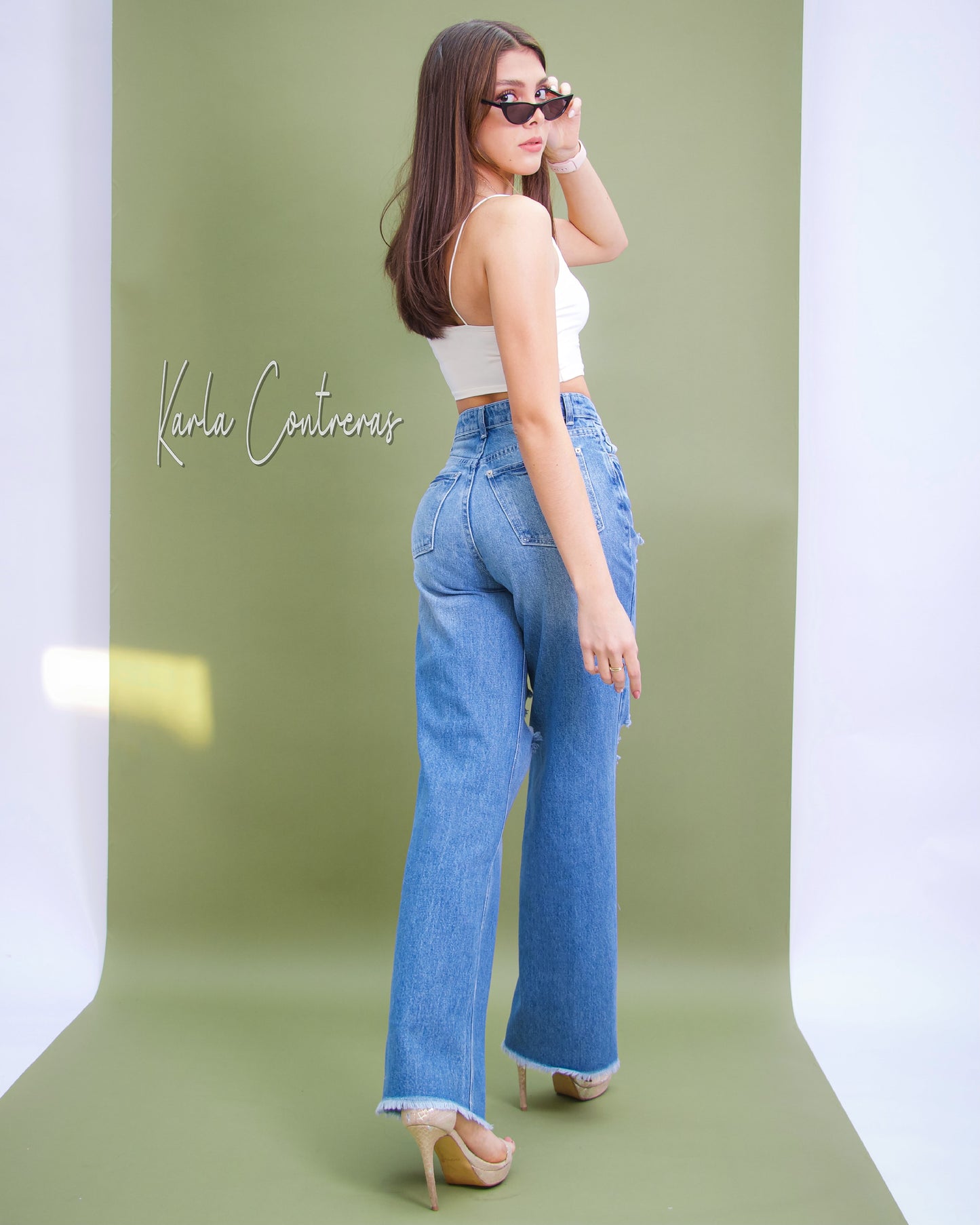 Jeans wide leg, rasgado, con bolsas traseras.
