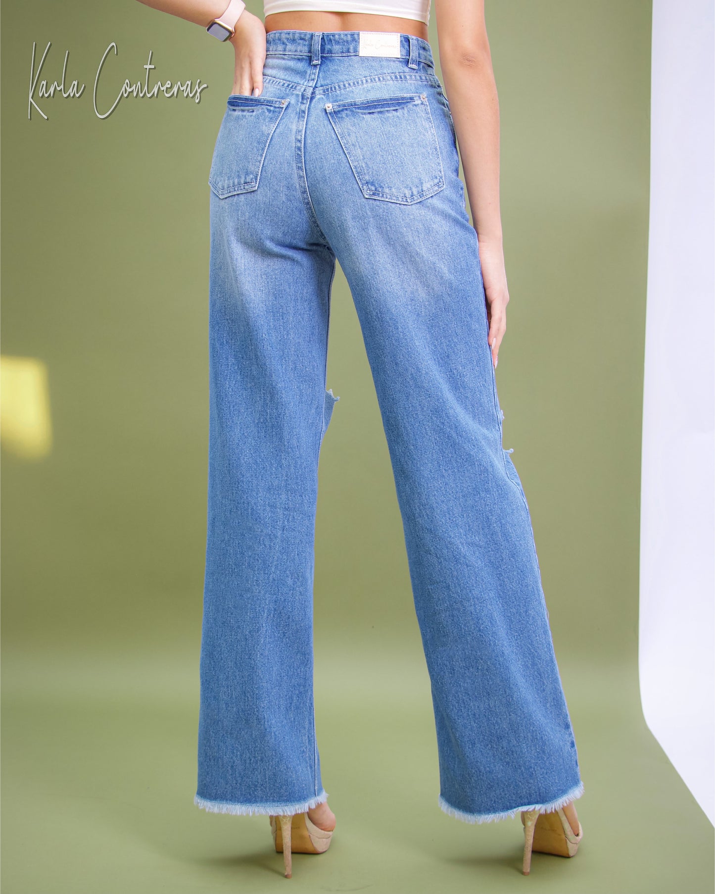 Jeans wide leg, rasgado, con bolsas traseras.