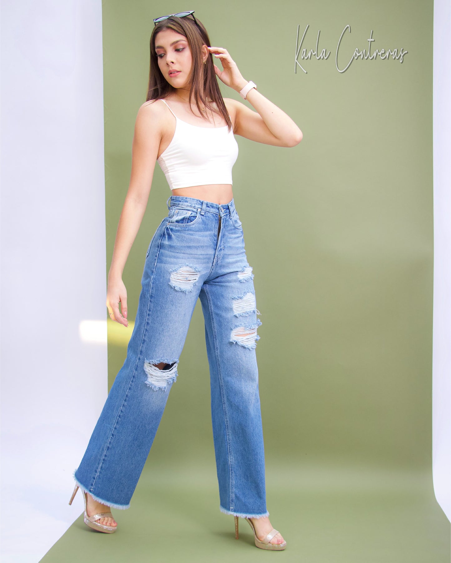 Jeans wide leg, rasgado, con bolsas traseras.