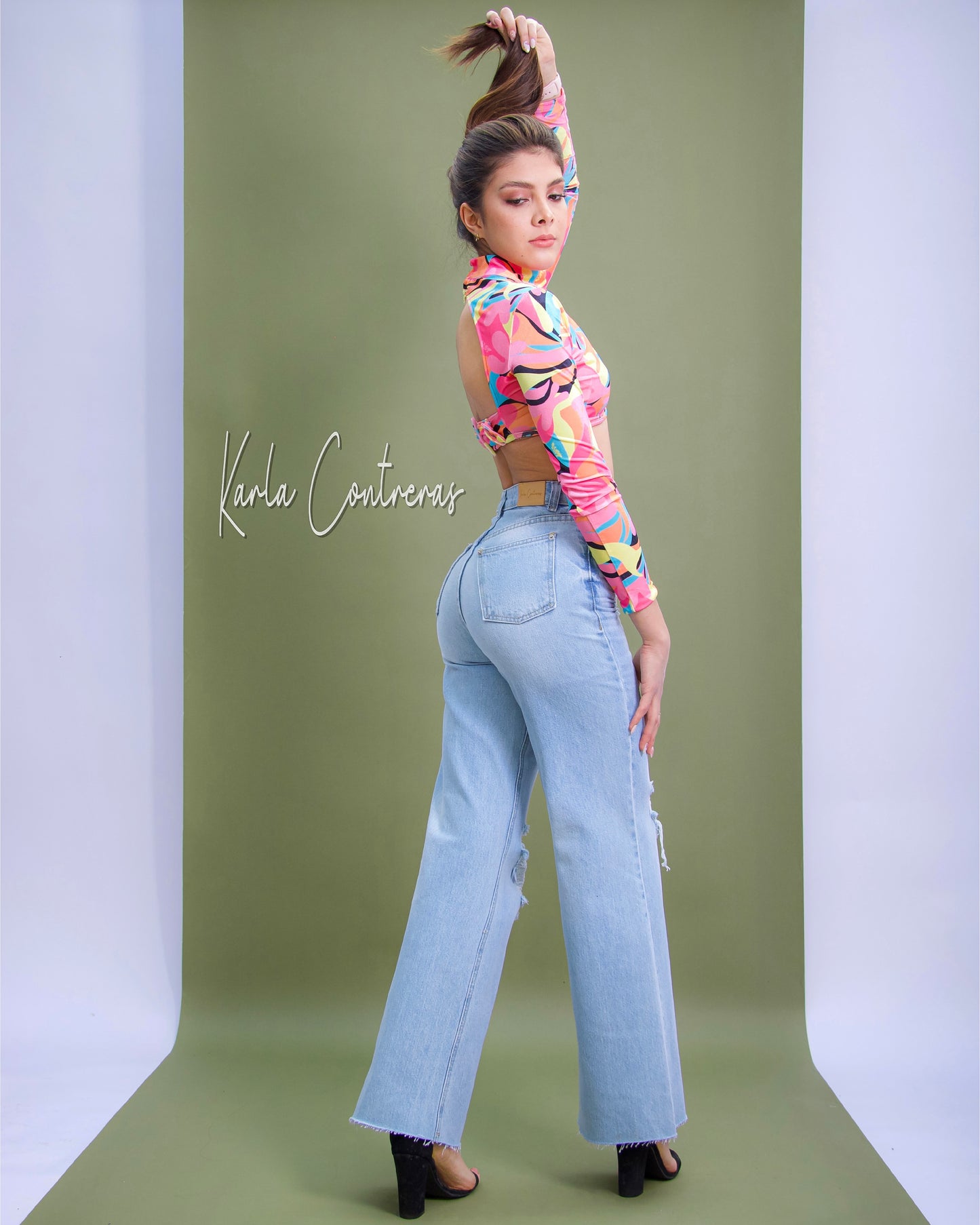 Jeans wide leg, 5 botones.