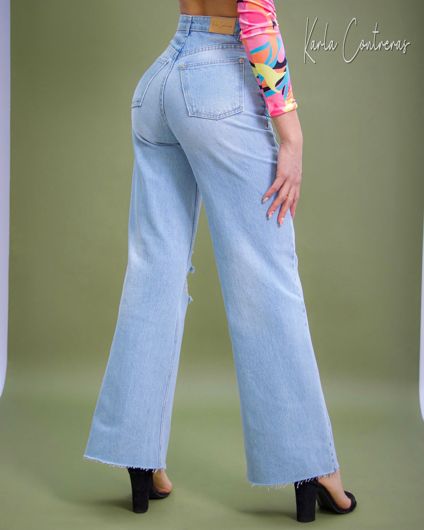 Jeans wide leg, 5 botones.
