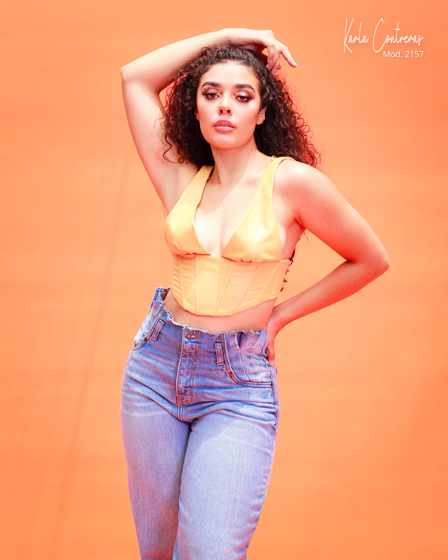 Jeans wide leg, con pretina en pliegues.
