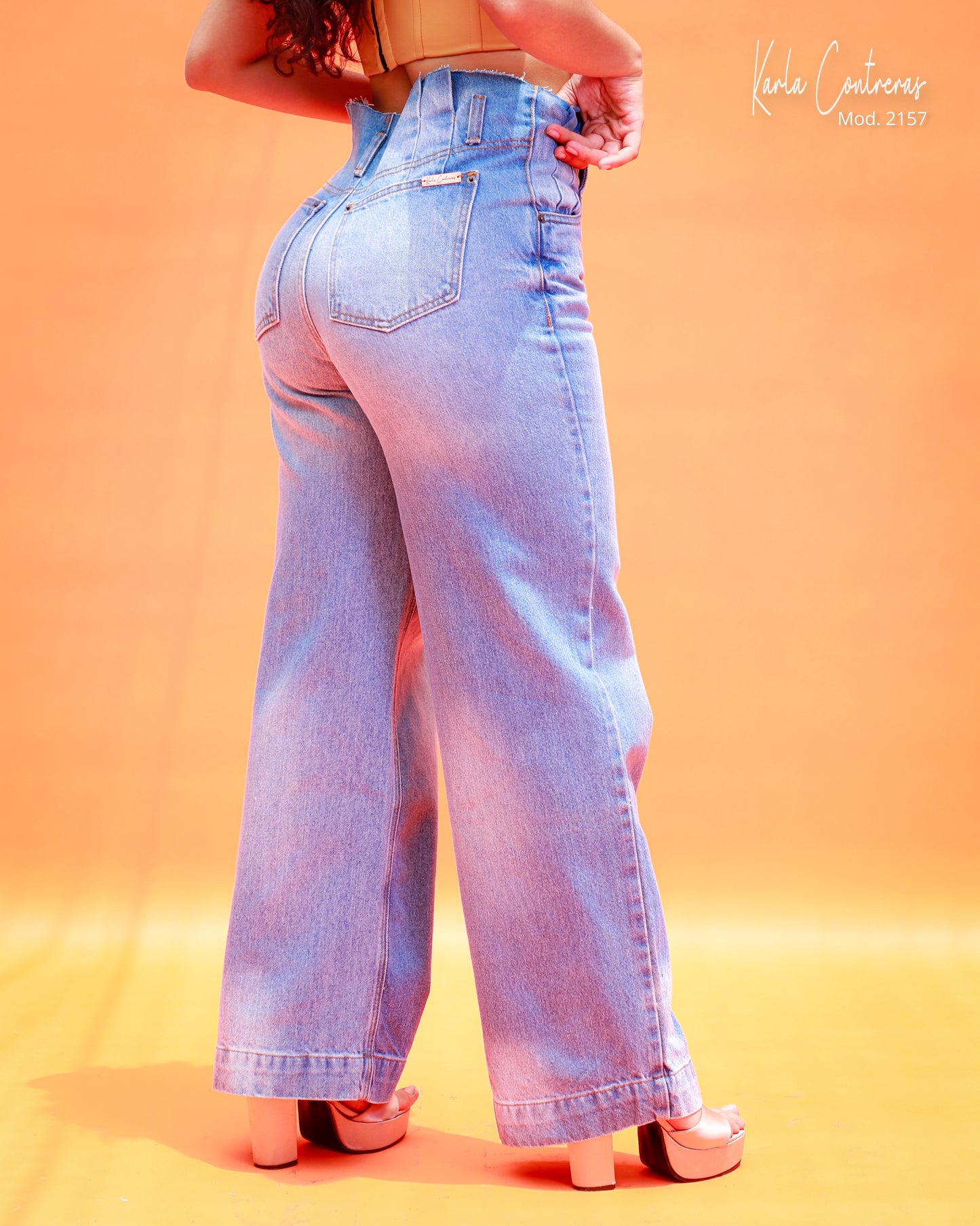Jeans wide leg, con pretina en pliegues.