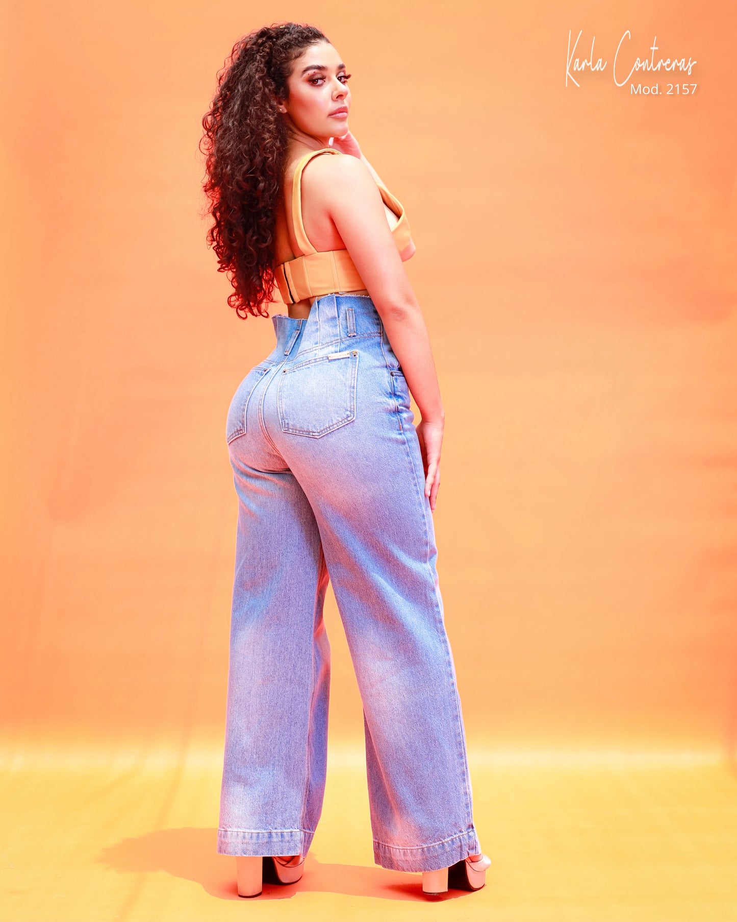 Jeans wide leg, con pretina en pliegues.