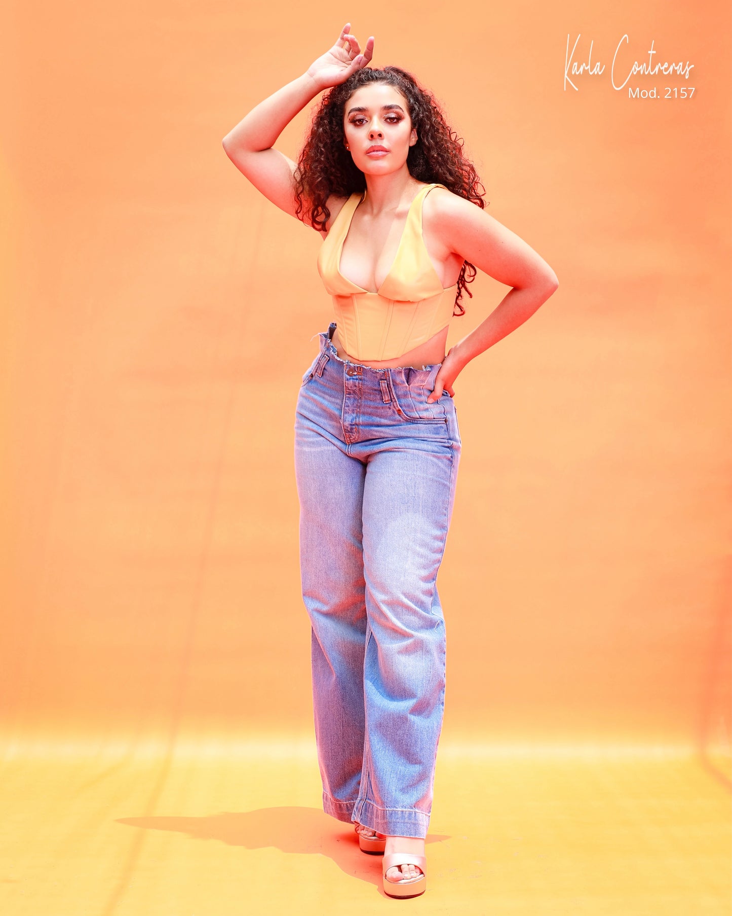 Jeans wide leg, con pretina en pliegues.