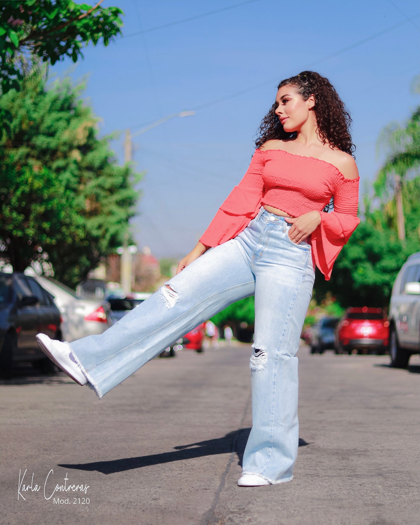 Jeans wide leg, con rotura en rodilla.
