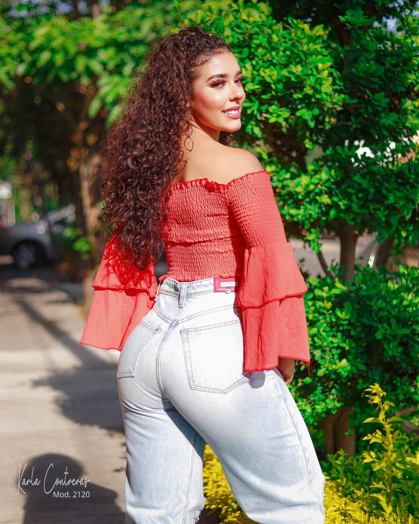 Jeans wide leg, con rotura en rodilla.