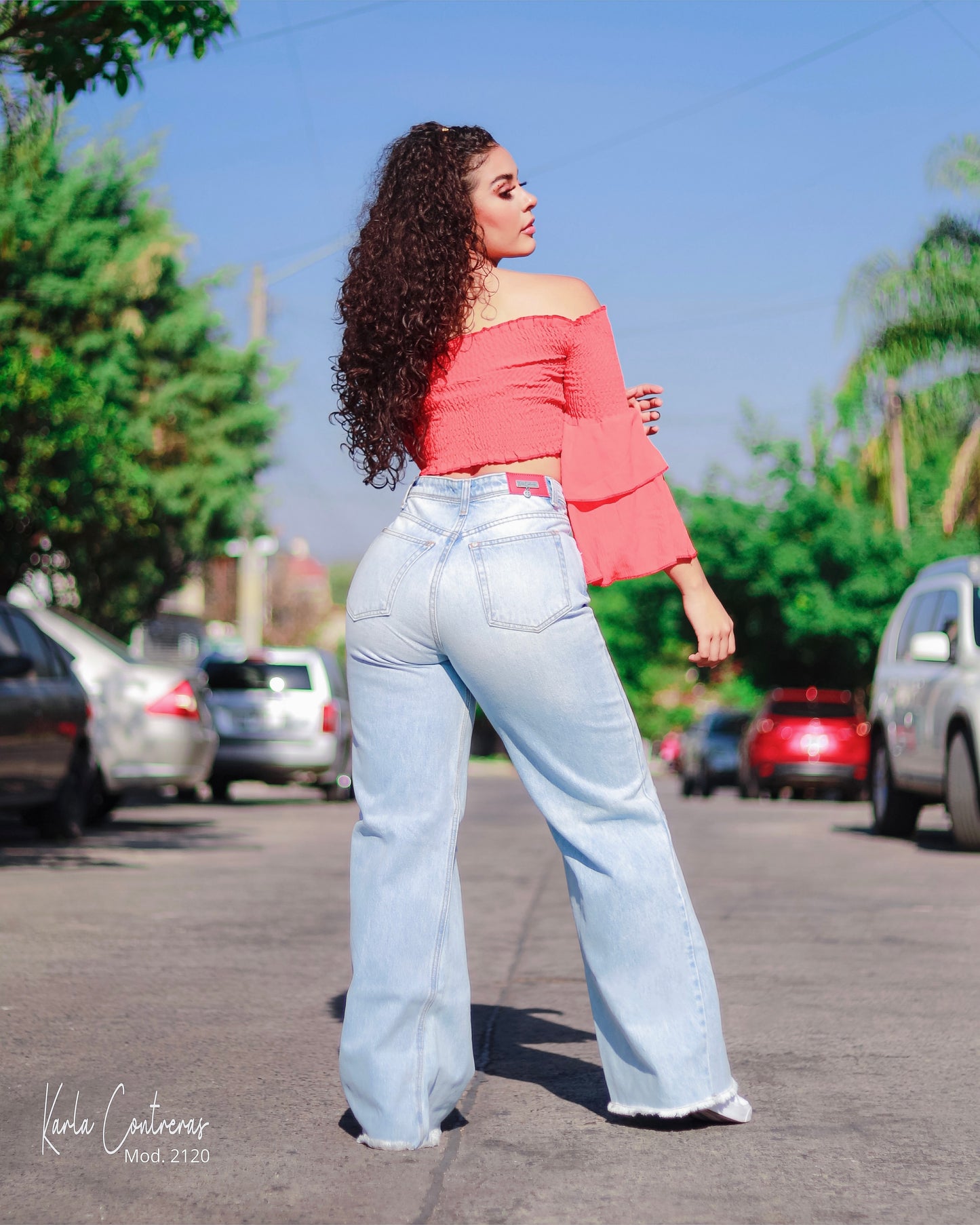 Jeans wide leg, con rotura en rodilla.
