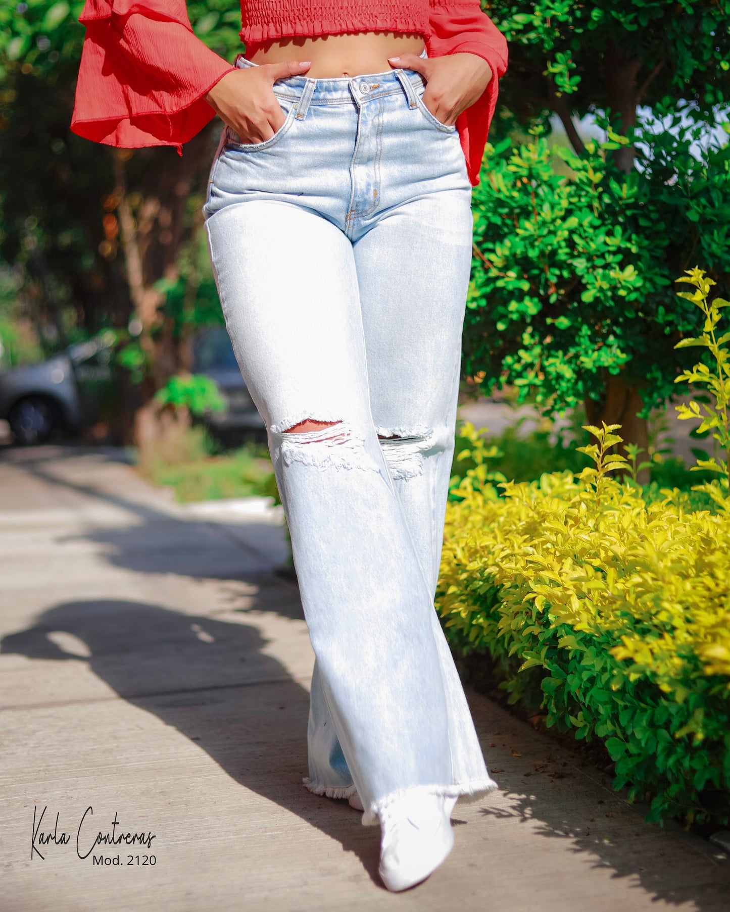 Jeans wide leg, con rotura en rodilla.