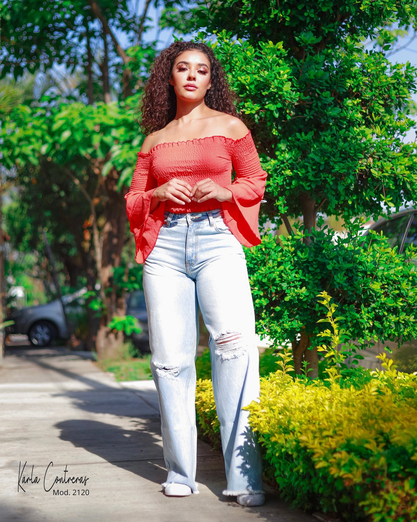 Jeans wide leg, con rotura en rodilla.