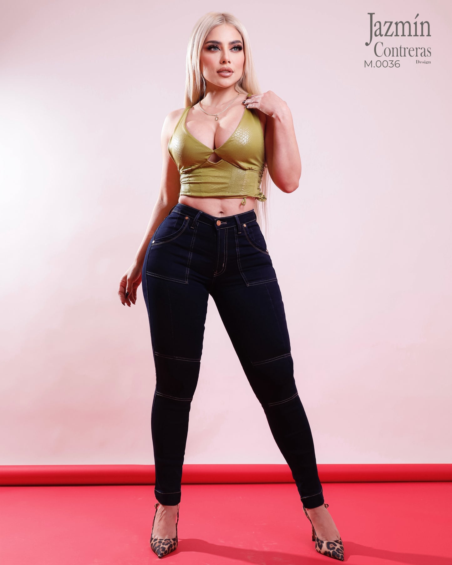 Jeans corte colombiano, con cortes delanteros en costura, push up.