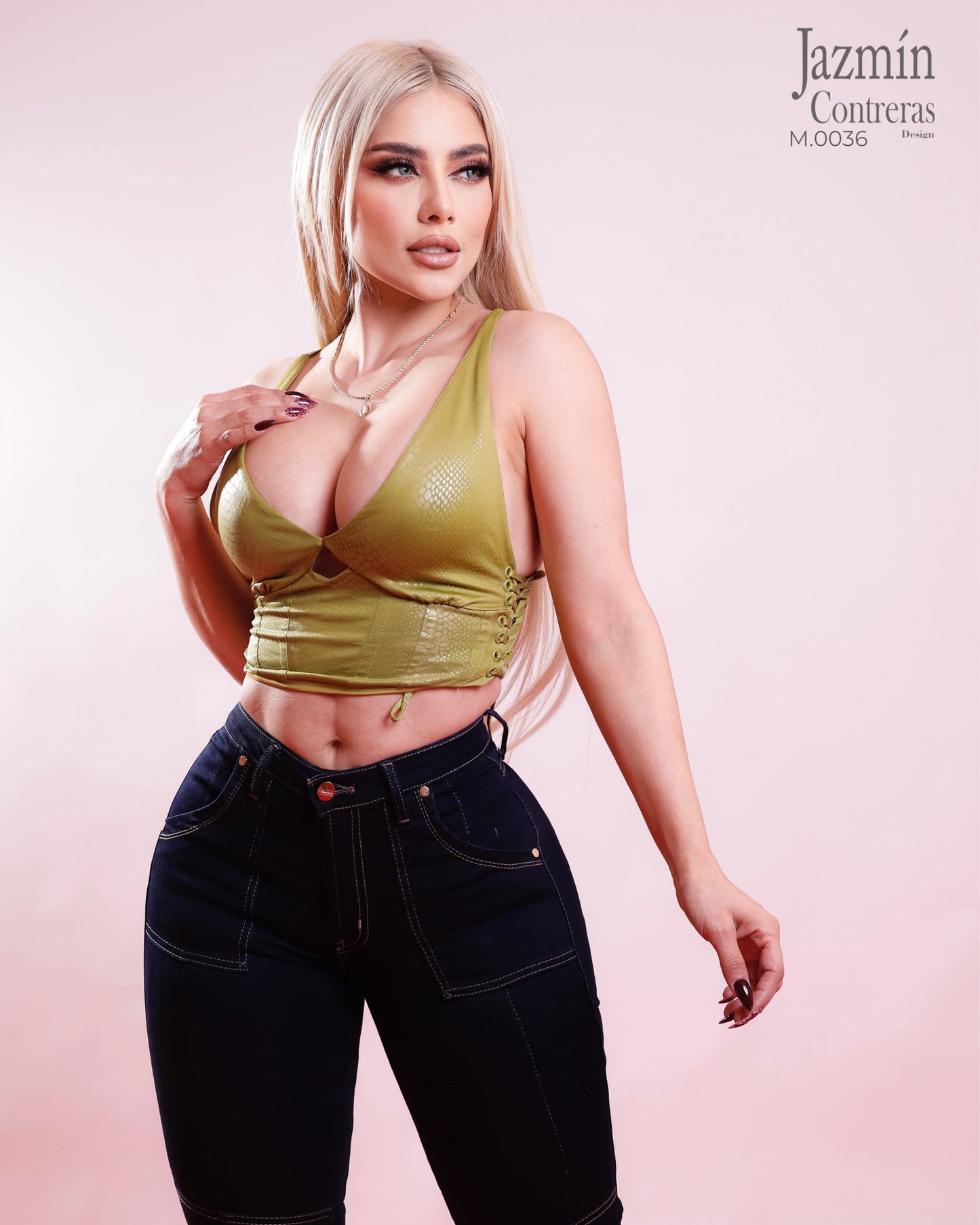Jeans corte colombiano, con cortes delanteros en costura, push up.