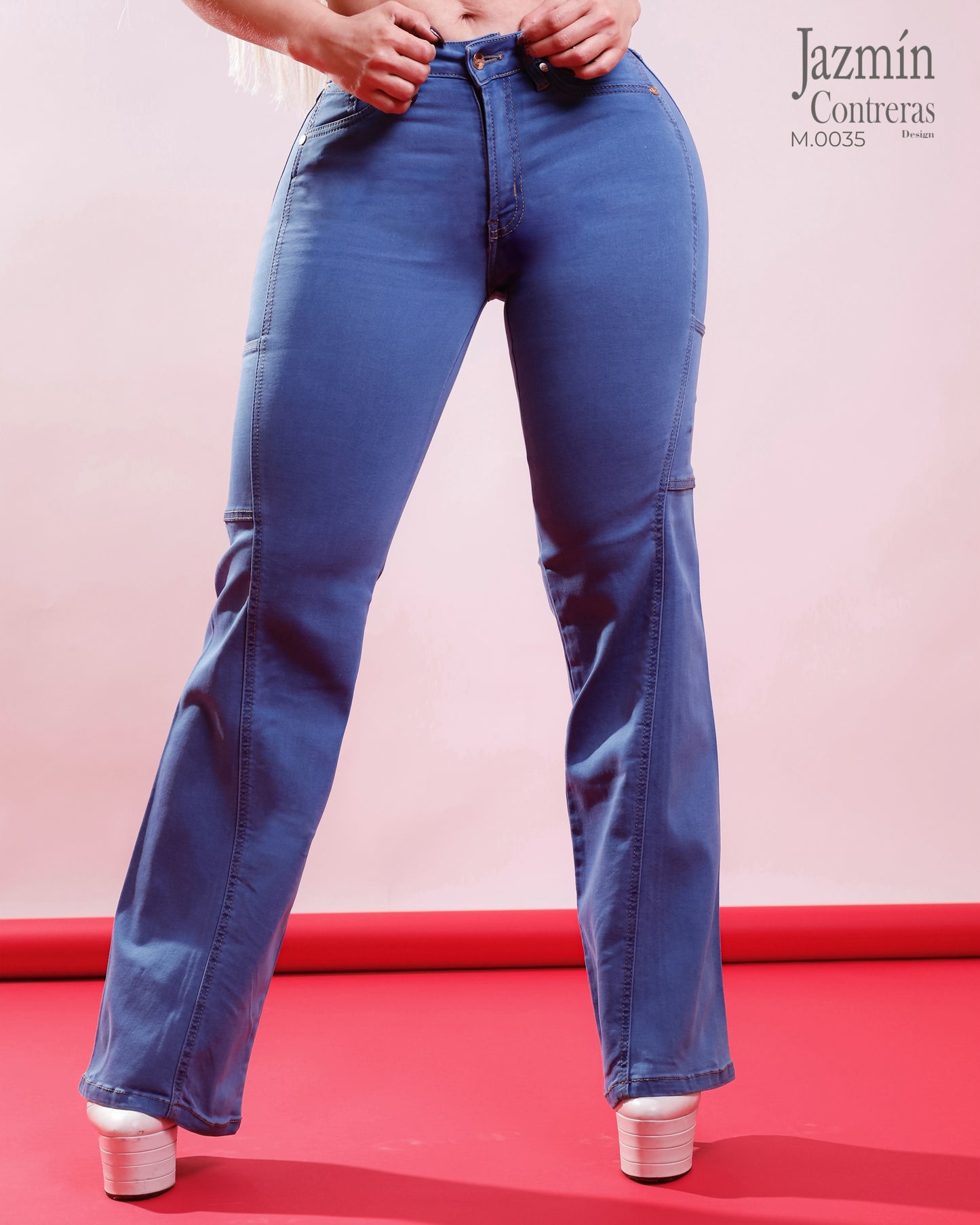 Jeans campana, corte colombiano, con costuras laterales.