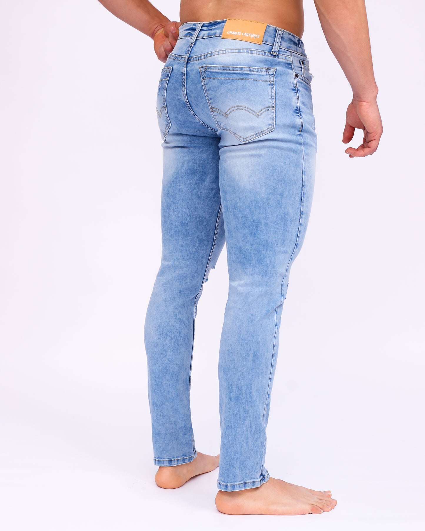 Jeans para caballero, corte Slim, azul claro con roturas.