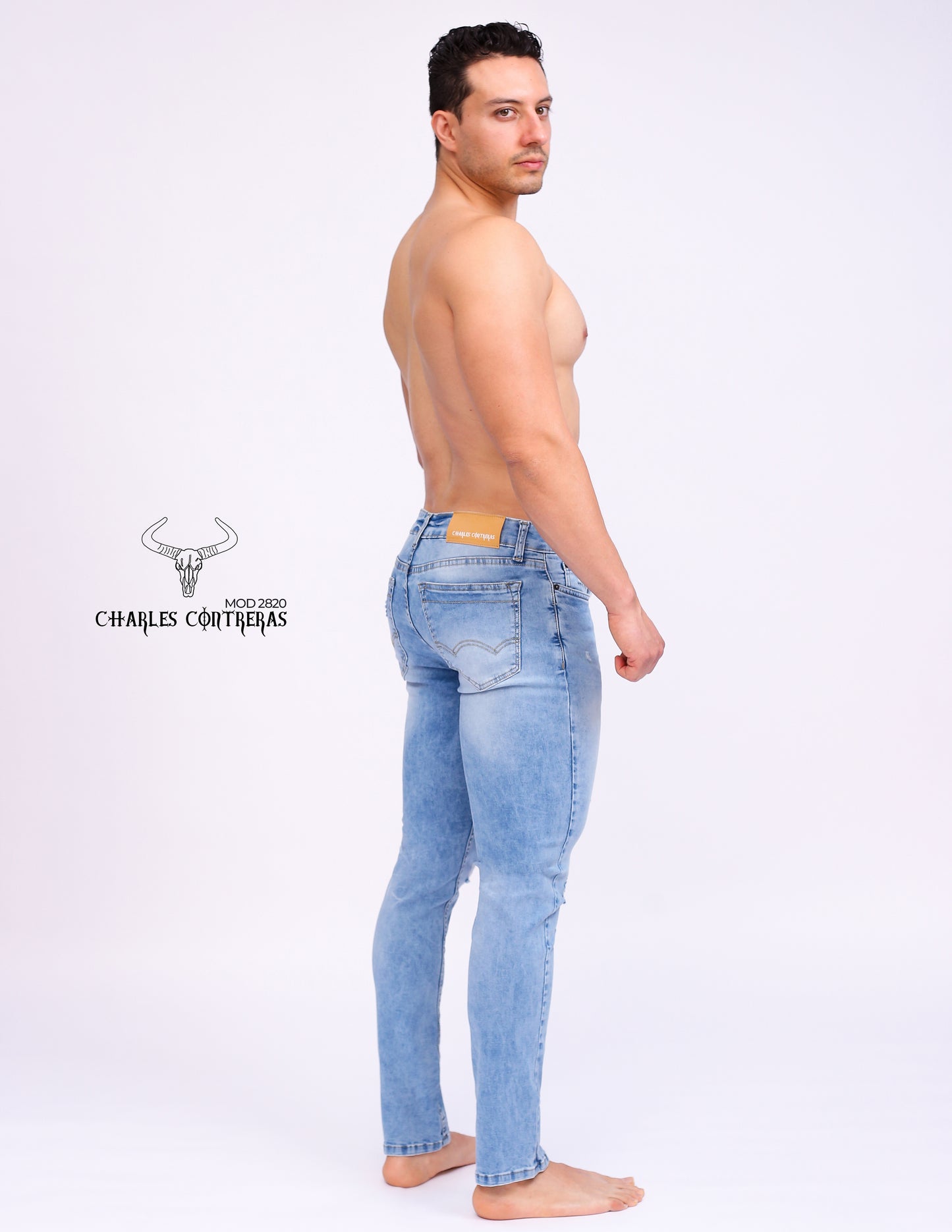 Jeans para caballero, corte Slim, azul claro con roturas.