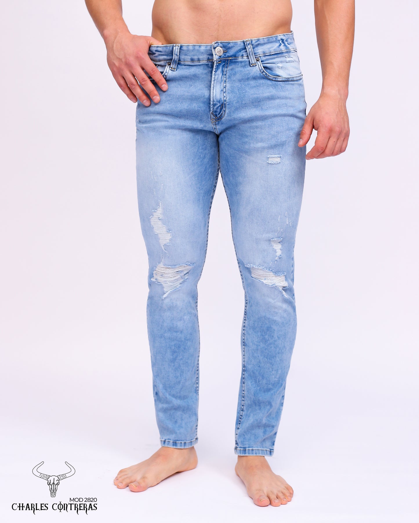 Jeans para caballero, corte Slim, azul claro con roturas.