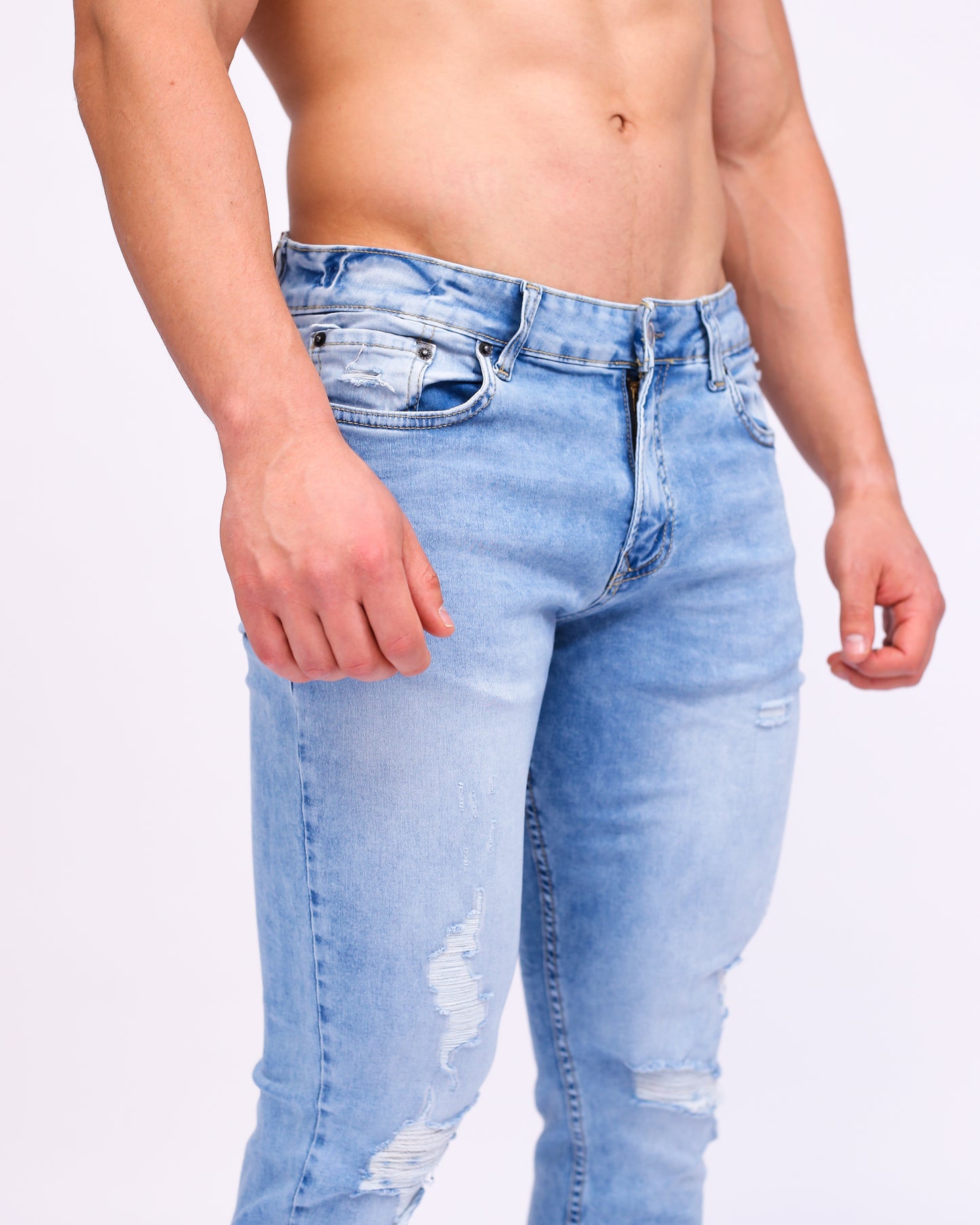Jeans para caballero, corte Slim, azul claro con roturas.