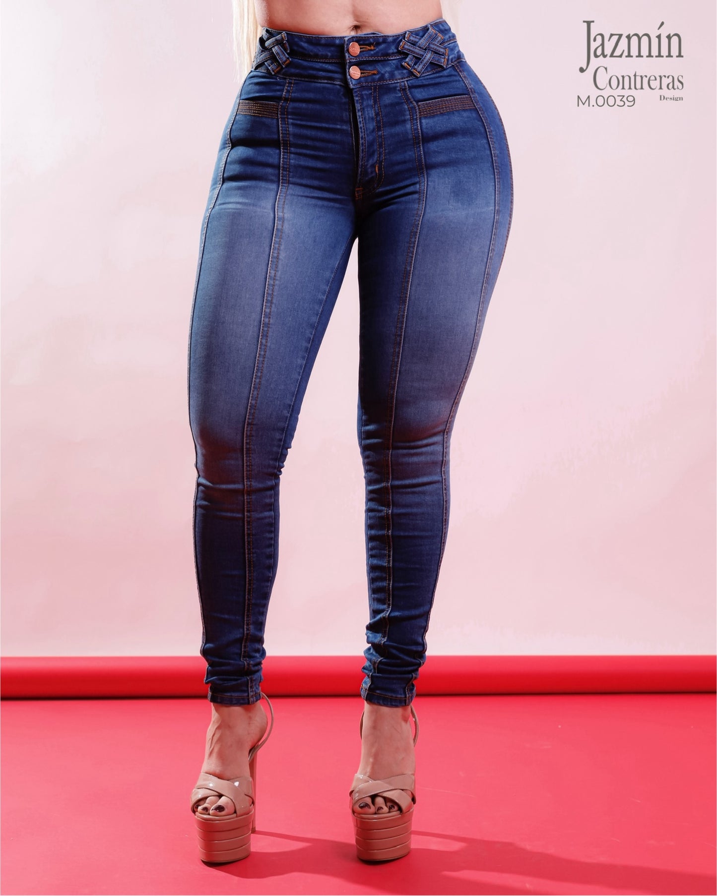 Jeans corte colombiano, con bolsas traseras, 1 botón.
