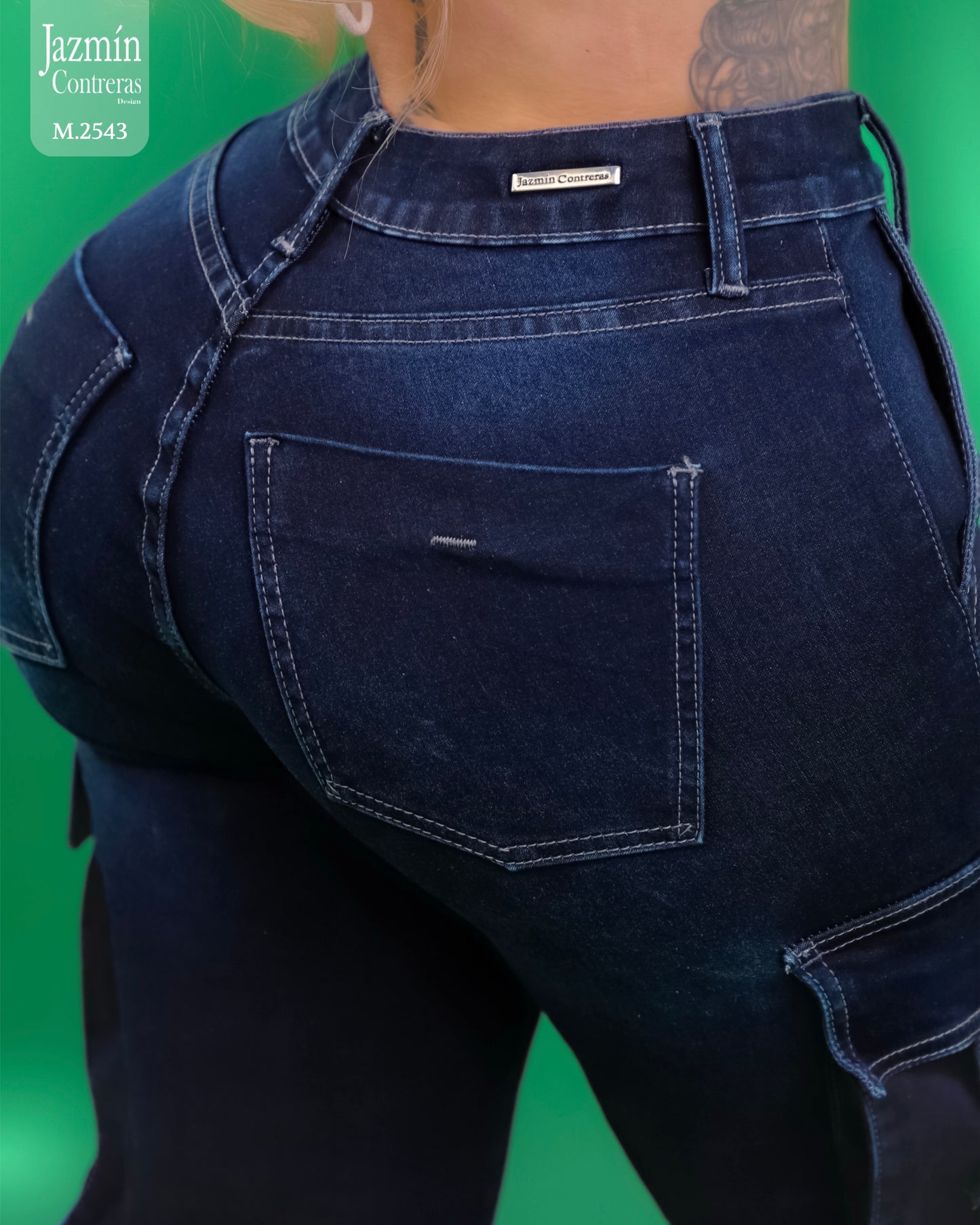 Jeans cargo con bolsas distintas.