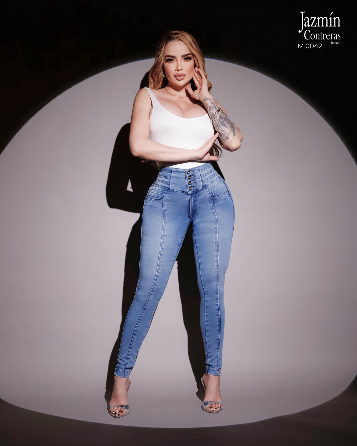 Jeans con cristales laterales, push up con 4 botones.