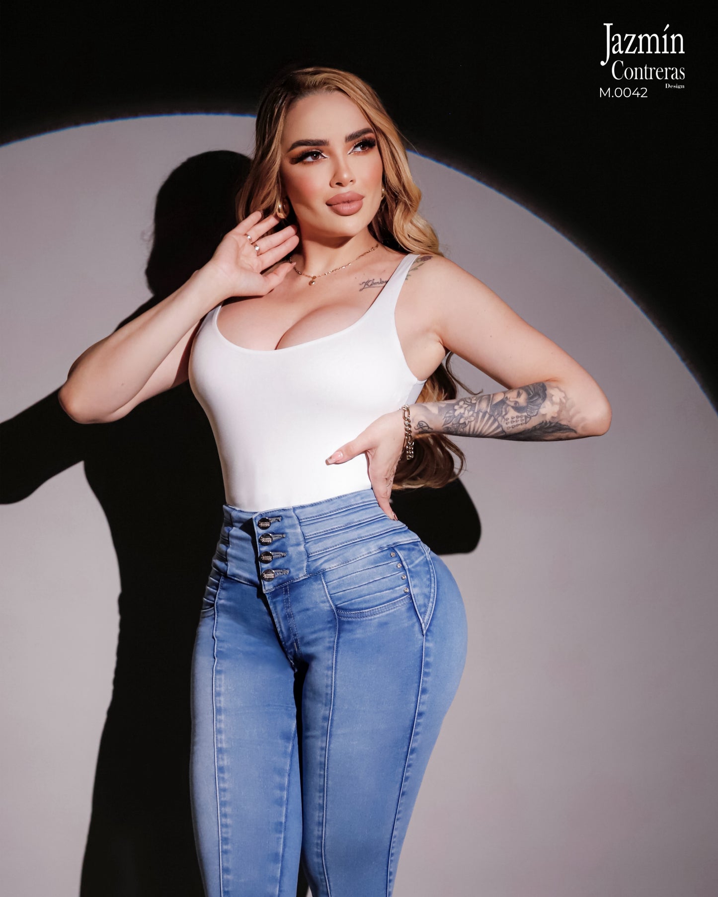 Jeans con cristales laterales, push up con 4 botones.