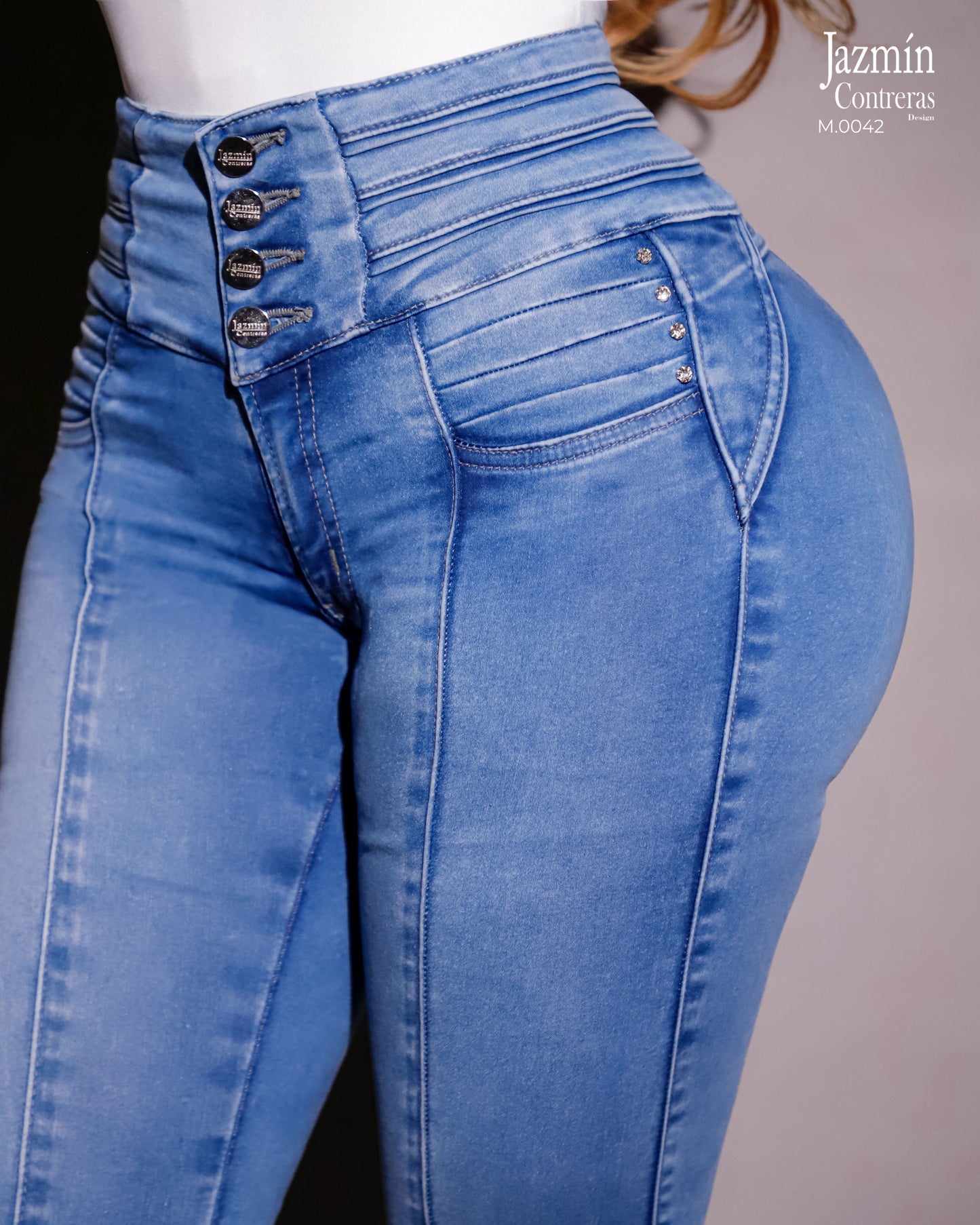 Jeans con cristales laterales, push up con 4 botones.