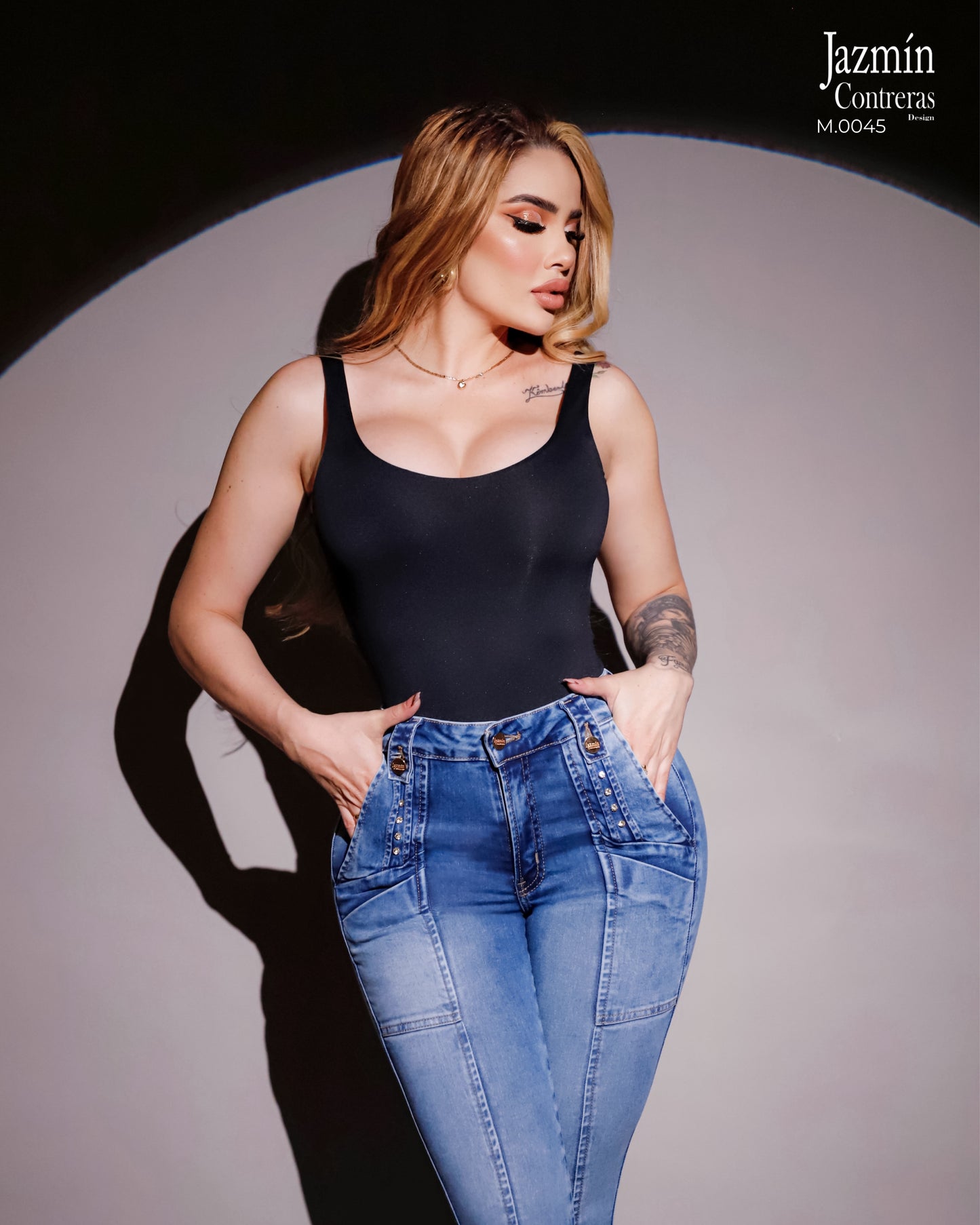 Jeans corte colombiano con cristales.