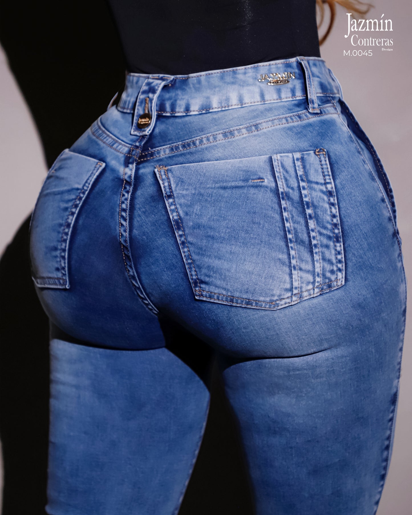 Jeans corte colombiano con cristales.