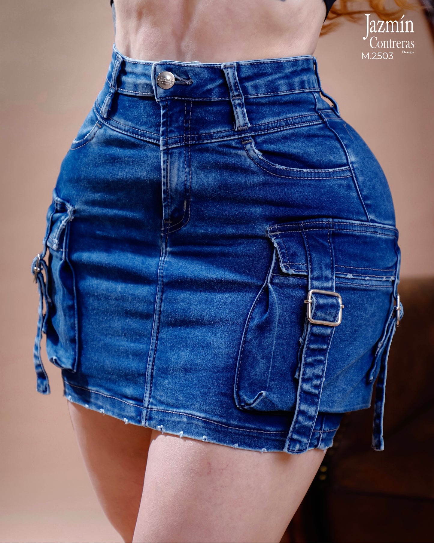 Falda cargo con hebillas, corte colombiano.