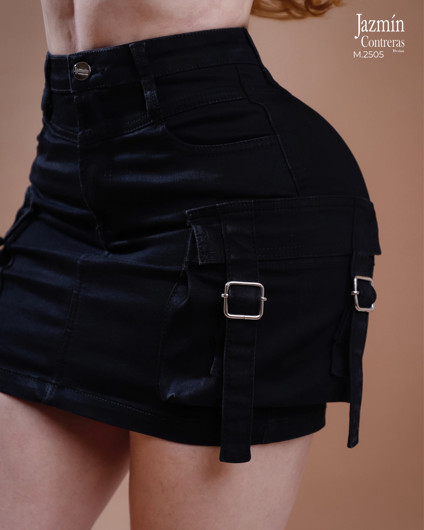 Falda Cargo, negro sin bolsas traseras.