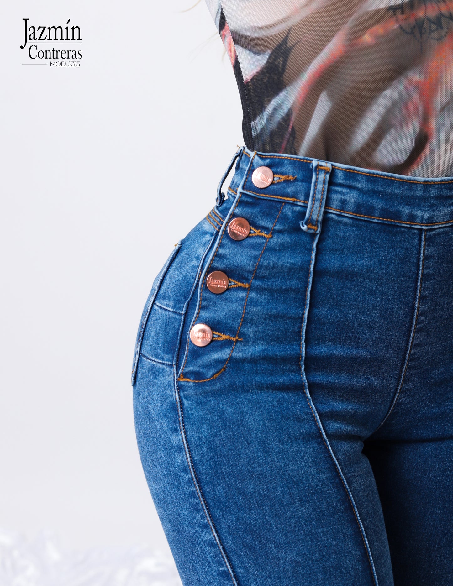 Skinny jeans, corte colombiano, con bolsas traseras.